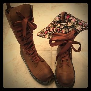 Ribbon lace up boots EUC